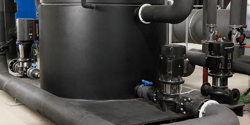 Buffer tank and pump set