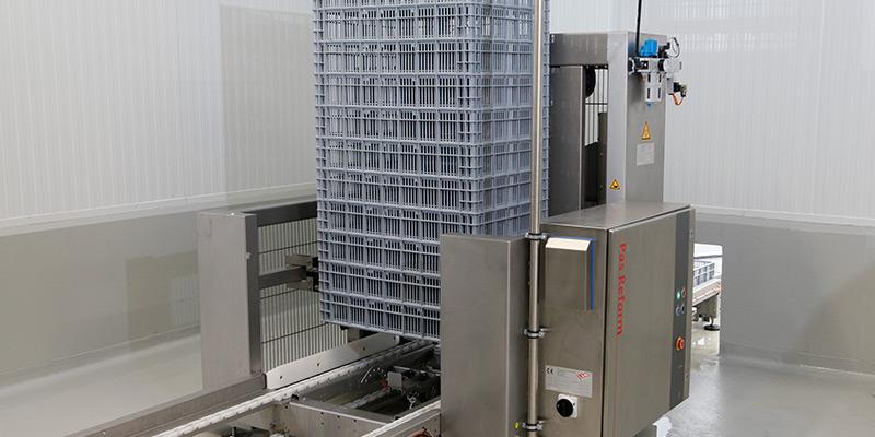 Hatcher basket stacker